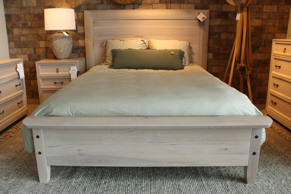 Rustic Quartersawn Oak Queen Bed